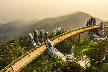 Eine Brücke wird von Händen getragen - genau das gibt es in der vietnamesischen Stadt Da Nang zu sehen. Die Goldene Brücke i...