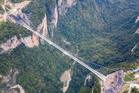 Auch die Glasbrücke Zhangjiajie in der Provinz Hunan (China) kann sich sehen lassen. In einer Höhe von 260 Metern können Fuß...