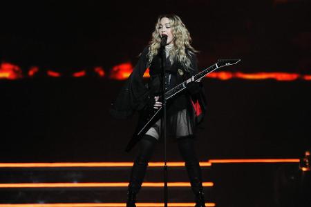 Es ist tatsächlich Madonna. Die Musikikone hat gleich fünf Mal den Anti-Oscar abgeräumt. Dagegen konnte sie in ihrer Gesangs...