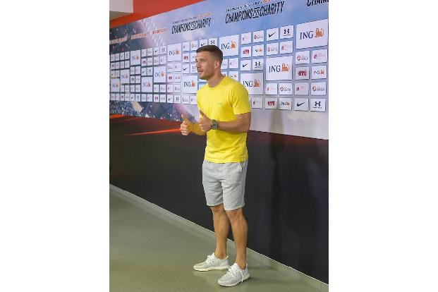 Lukas Podolski, der 2014 mit der deutschen Nationalmannschaft Weltmeister wurde, zeigte sich ebenfalls entsetzt: 