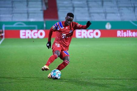 Da Benjamin Pavard ein enormes Pensum abspult, könnte Sarr seinen französischen Landsmann auf der rechten Abwehrseite ersetz...