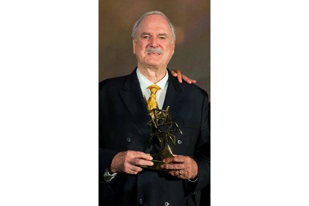 John Cleese studierte Jura in Cambridge, lernte dort seinen späteren Monty Python-Partner Graham Chapman kennen. John bestan...