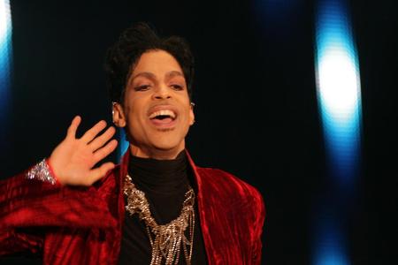 Der legendäre Musiker Prince (1958-2016) konnte neben sieben Grammys auch einen Oscar im Laufe seiner Karriere einheimsen. 1...