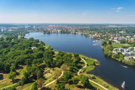 Die grünste Großstadt Deutschlands ist Potsdam mit 33,03 Quadratmeter je Einwohner. Sowohl der Garten von Schloss Lindstedt ...