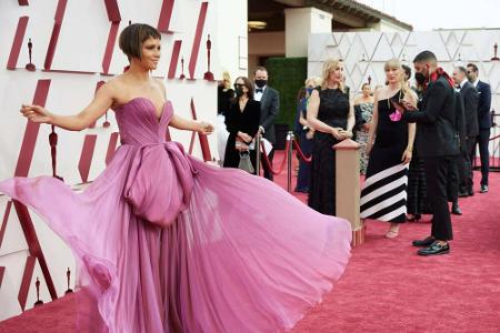 Halle Berry erschien gewohnt glamourös - in einem fliederfarbenen Kleid von Dolce & Gabbana und mit neuer Bob-Frisur.