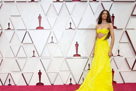 Schauspielerin und Sängerin Zendaya trug ein gelb strahlendes Kleid von Valentino. Dazu kombinierte sie Pumps von Designer J...