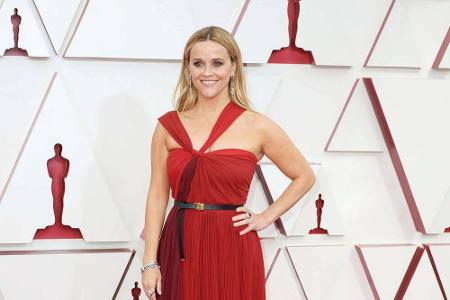 Reese Witherspoon lief in roter Haute Couture von Dior auf. Dazu kombinierte sie Schmuck von Bulgari.