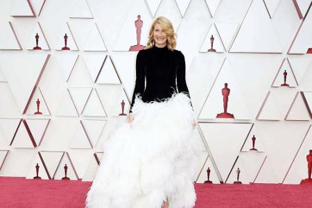 Lara Dern verglich ihr schwarzweißes Kleid von Designer Oscar de la Renta mit dem berühmten Schwanen-Dress, das Sängerin Bjö...