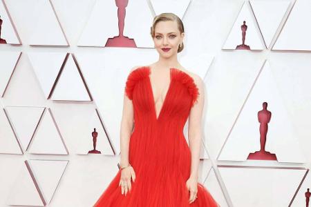 Amanda Seyfried wurde dank ihres leuchtend roten Armani-Privé-Traums aus Tüll zum absoluten Hingucker auf dem roten Teppich.