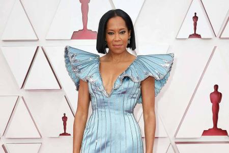 Regina King entschied sich ebenfalls für eine Louis-Vuitton-Robe. Das hellblaue Modell aus Satin mit tiefem Ausschnitt beton...