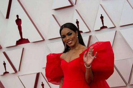 Angela Bassett entschied sich für eine Robe von Designerin Alberta Ferretti - in Rot und mit dramatischen Puffärmeln.
