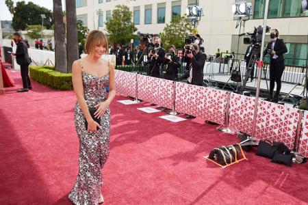 Margot Robbie huschte in einem glitzernden Komplett-Outfit von Chanel an den Fotografen vorbei. Dazu gehörten Kleid, Clutch ...