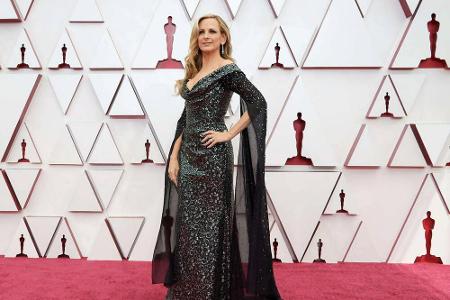 Die gehörlose Schauspielerin Marlee Matlin erhöhte den Glamour-Faktor in einer schwarzen Robe mit Wasserfallausschnitt und S...