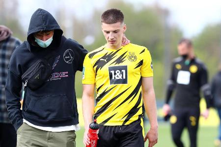 Wechselte 2015 aus der Jugend von Fortuna Düsseldorf zum BVB, galt dort lange als heißer Kandidat fürs Profi-Team und debüti...