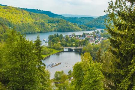 Erst 2004 wurde der Nationalpark Eifel gegründet. Besonders beliebt ist der Wildnis-Trail, der an Flüssen, malerischen Täler...