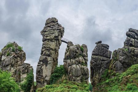 Im niedersächsischen Bergland ist der Teutoburger Wald zu finden. Eine besondere Sehenswürdigkeit ist die Sandsteinformation...