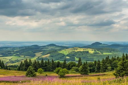 Der Nationalpark Rhön befindet sich im Dreiländereck Thüringen, Bayern und Hessen. Mit 950 Metern ist die Wasserkuppe die hö...