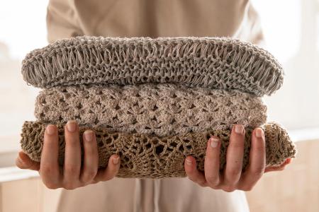 Vereint die Eigenschaften von Seide, Wolle und Leinen: Nachhaltige Modelabels arbeiten bei der Herstellung ihrer Kollektione...