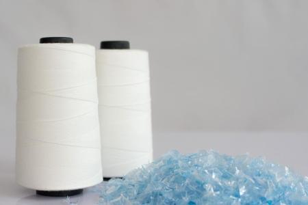 Kleidung aus alten recycelten PET-Flaschen herzustellen, ist eigentlich inzwischen schon ein alter Hut. Die vorher gereinigt...