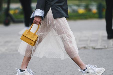 Wer im Streetstyle-Look punkten möchte, genießt massig modische Freiheiten. Die Stoffe, Schnitte und Kombinationsmöglichkeit... Wer im Streetstyle-Look punkten möchte, genießt massig modische Freiheiten. Die Stoffe, Schnitte und Kombinationsmöglichkeit...