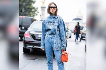 Denim ist ein echter Klassiker in der Modewelt. Wer den Jeanslook in Perfektion tragen möchte, probiert sich am All-Over-Sty...