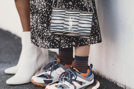 Ugly Sneaker haben in den vergangenen Jahren Einzug in den Schuhschrank gehalten. Für den perfekten Streetstyle-Look werden ...