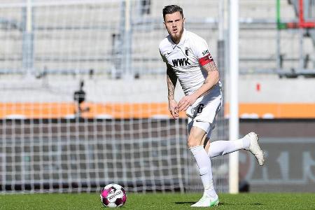 Bekam das Zentrum zunächst nicht dicht, schaltete wie die meisten Kollegen vor dem 0:1 deutlich zu langsam. Verhinderte dana...