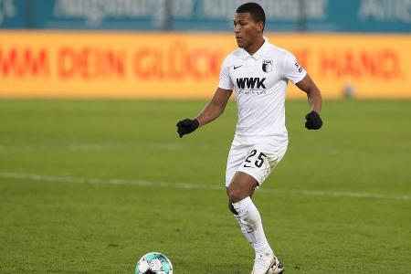 Wirkte in der Anfangsphase sehr unsicher am Ball. Ließ sich von den engagierten Schalkern in denr Rückwärtsbewegung wiederho...