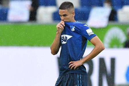 Kam über den linken Flügel, schlug zwei sehr scharfe und sehr gefährliche Flanken quer durch den Dortmunder Fünfmeterraum. E...