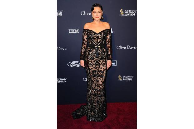 …Sängerin Jessie J begeisterte eine jugendliche Anhängerin so sehr, dass diese sich absichtlich den Fuß brach, nachdem Jessi...