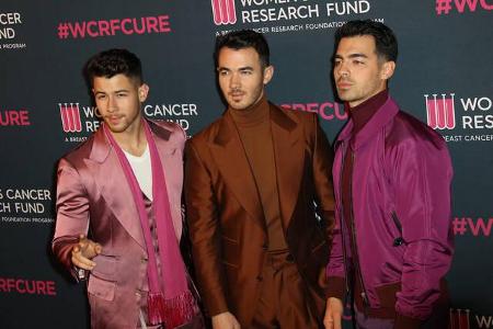 Auch die Jonas Brothers hatten sicher schon bessere Geschenke: Ein Fan präparierte einen kleinen Hai und präsentierte das to...
