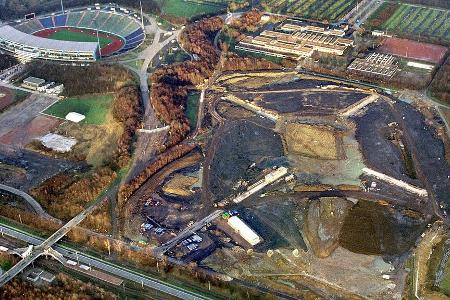 Etwa drei Jahre lang wurde gebaut, bevor die Veltins-Arena schließlich stand. Die Baukosten in Höhe von fast 200 Millionen E...