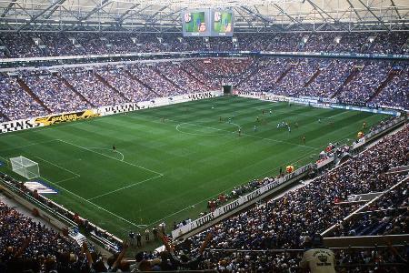 Die erste Partie in der frisch eröffneten Arena fand am 18.08.2001 statt und endete mit 3:3. Die Tore für S04 erzielten Toma...