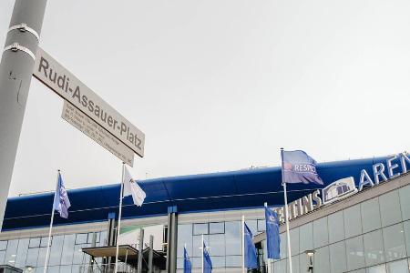Seit Ende 2019 lautet die offizielle Adresse der Veltins-Arena Rudi-Assauer-Platz. Eine Hommage an den Anfang 2019 verstorbe...