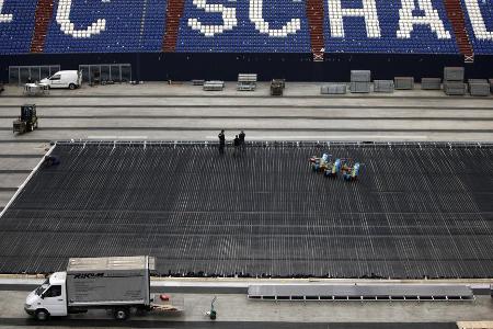 Auch Eishockey-Spiele fanden bereits in der Arena statt. 2010 besiegte das DEB-Team vor der Rekordkulisse von 77.803 Fans di...