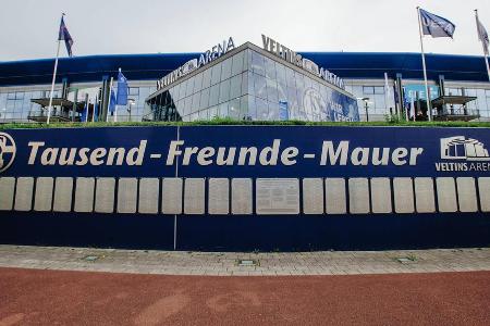 Die Tausend-Freunde-Mauer wurde mit Saisonbeginn 2002 eingeweiht und bietet den Fans des FC Schalke 04 die Möglichkeit, den ...