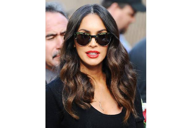Machine Gun Kelly verriet, dass sein erstes Date mit Megan Fox darin bestand, ein Gebäude zu erklimmen, um vom Dach die Auss...