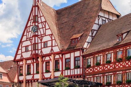 In Oberfranken lockt die Kreisstadt Forchheim mit wunderschönen Fachwerkhäusern. Kleine Gässchen führen durch das 