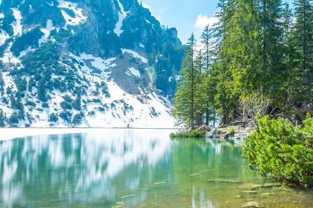 Zu den schönsten Bergseen gehört der Soinsee. Der zwölf Meter tiefe See ist auf einer Höhe von 1.458 Metern gelegen und nur ...