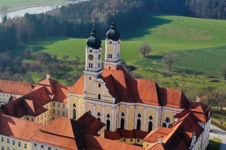 Das Kloster Roggenburg wurde im Jahr 1.126 gegründet und befindet sich im Landkreis Neu-Ulm. Im gut erhaltenen barocken Gebä...