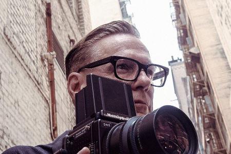 Bryan Adams ist nicht nur Musiker, sondern auch leidenschaftlicher Fotograf - diesmal für den Pirelli-Kalender 2022.