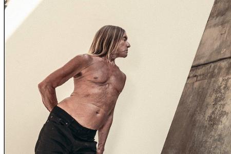 Rockstar Iggy Pop (74) posiert oben ohne vor Bryan Adams' Kamera.