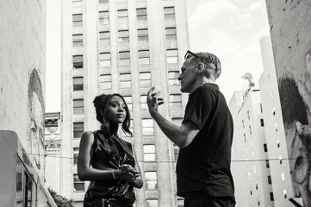 Pop-Sternchen Normani (25) und Bryan Adams unterhalten sich am Set in L.A..