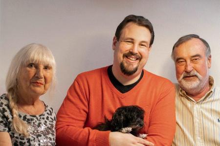 Arne (41) ist ein richtiger Familienmensch - er sucht gerne Rat bei seiner Mama Erika (75) und seinem Papa Dieter (78). Der ...