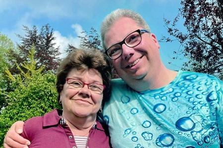 Tobias (45) ist der geborene Entertainer - bei der Liebe muss ihm Mama Marianne (68) aber noch auf die Sprünge helfen.