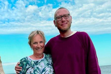 Maik (40) kommt aus Rügen und ist auf der Suche nach einer Partnerin, um eine Familie zu gründen. Er will Mama Brigitte (61)...