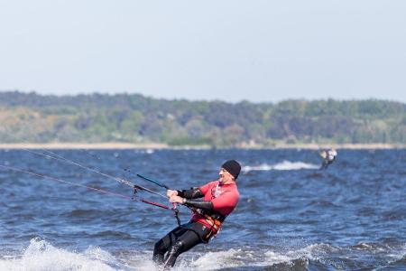 Die Ostsee eignet sich hervorragend, um Kitesurfen auszuprobieren. Viele Schulen bieten unterschiedliche Kurse an. Schon nac...