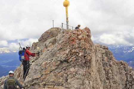 Wer sich im Urlaub wirklich auspowern möchte, kann die Zugspitze in Angriff nehmen. Der höchste Berg Deutschlands ist mit se...