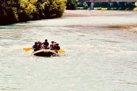 Wildwasser-Rafting ist ebenfalls eine beliebte Outdoor-Aktivität, die an verschiedenen Stellen in Deutschland möglich ist - ...
