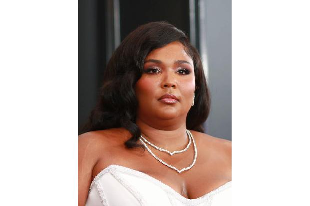 Auch Lizzo kümmert sich gleich morgens um ihr Gesicht – allerdings trinkt sie lieber reichlich Wasser, als sich in Eiswürfel...